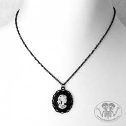 Maleńki medalion kamea szkielet kobiety czarno-biały
